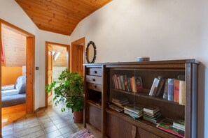 Interior - Apartment 'Petra' with Mountain View, Shared Garden and Wi-Fi (Appiano)
