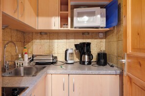 Frigorífico, microondas, placa de cocina y cafetera o tetera