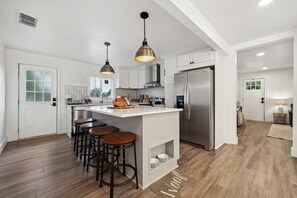 Fridge, microwave, oven, stovetop - Country Chic Retreat Near Downtown Concord (Concord)