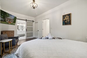 2 chambres, coffre-fort, bureau, fer et planche à repasser