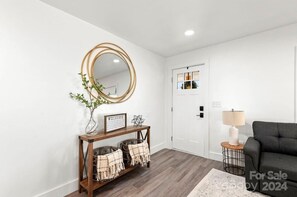 Interior - Country Chic Retreat Near Downtown Concord (Concord)