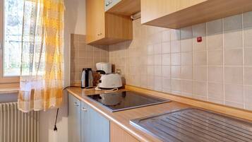 Kühlschrank, Herdplatte, Wasserkocher mit Kaffee-/Teezubehör