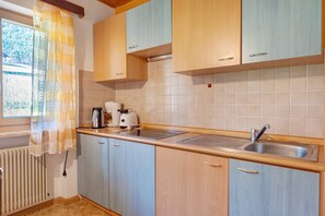 Geladeira, cooktop, cafeteira/chaleira, chaleira elétrica
