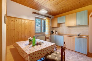 Kühlschrank, Herdplatte, Wasserkocher mit Kaffee-/Teezubehör