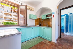 Refrigerador, parrilla de estufa, utensilios de cocina y condimentos