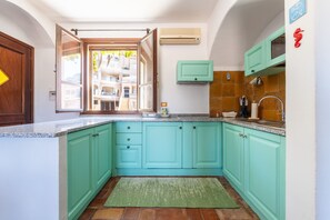 Jääkaappi, liesi, keittoastiat/astiat/ruokailuvälineet, mausteet