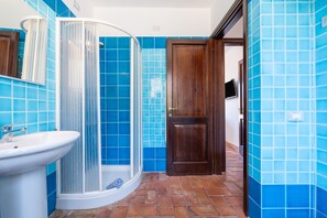 Shower, hair dryer, towels - Apartment 'Rokkaria Holiday' with Wi-Fi and Air Conditioning (Villasimius)