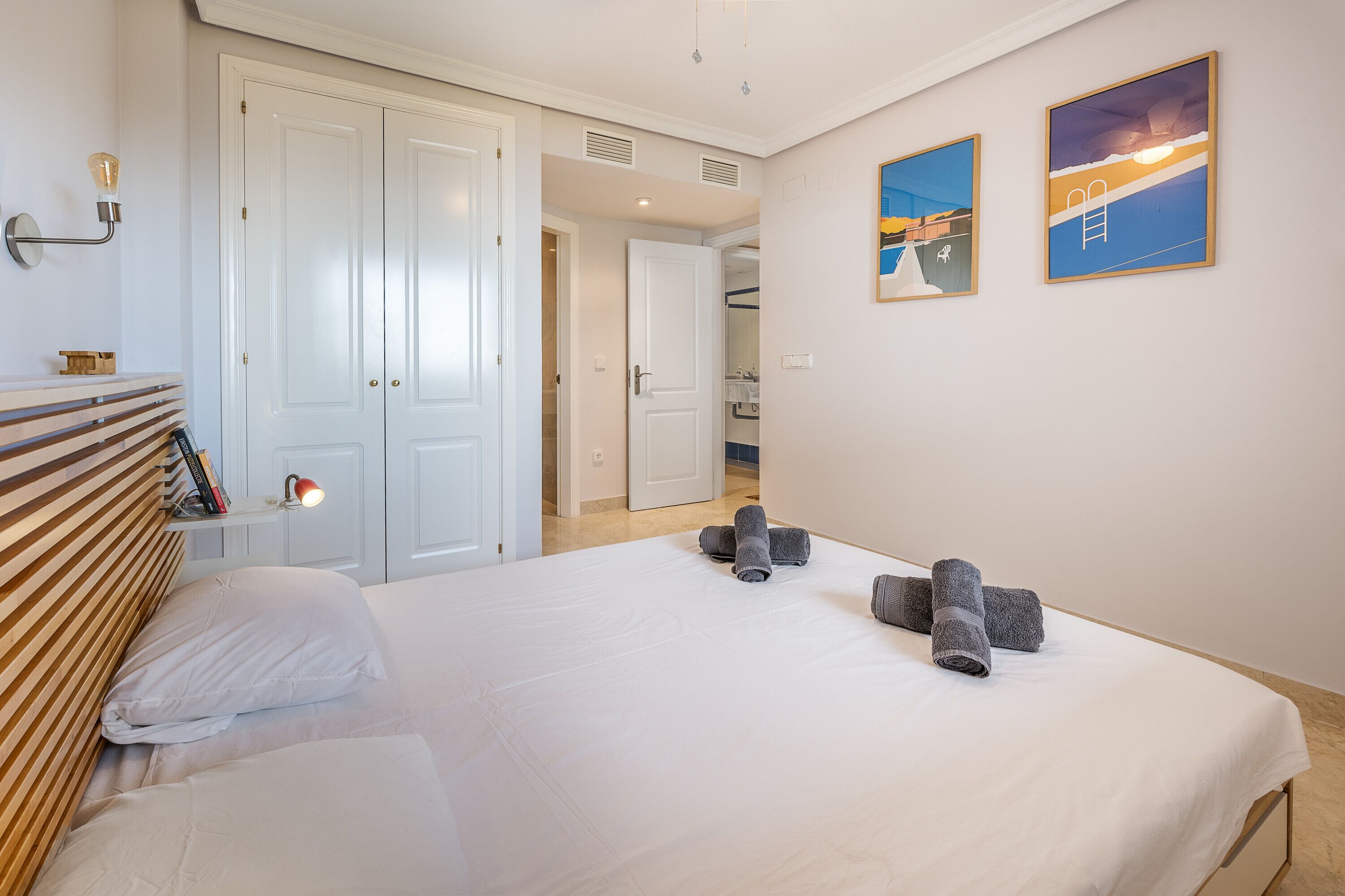 2 slaapkamers, een strijkplank/strijkijzer, gratis wifi, beddengoed