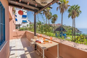 Outdoor dining - Apartment 'Apartamento Coral' with Sea View, Shared Pool and Wi-Fi (Almuñécar)