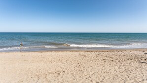 Una playa con cielos despejados y agua tranquila.