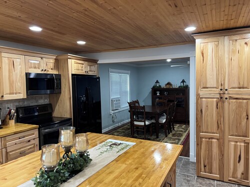 5 bedroom, 3 bath, beautiful hickory kitchen, large living space, sleeps 14
