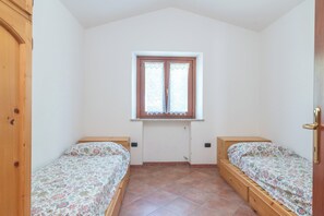 2 habitaciones, tabla de planchar con plancha y ropa de cama