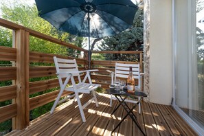 Property grounds - Studio Apartment 'Le Chant Des Tongs' Surrounded by Nature with Wi-Fi and Air Conditioning (Salazac)