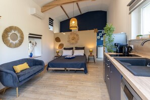 Iron/ironing board, free WiFi, bed sheets - Studio Apartment 'Le Chant Des Tongs' Surrounded by Nature with Wi-Fi and Air Conditioning (Salazac)