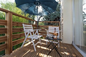 Property grounds - Studio Apartment 'Le Chant Des Tongs' Surrounded by Nature with Wi-Fi and Air Conditioning (Salazac)