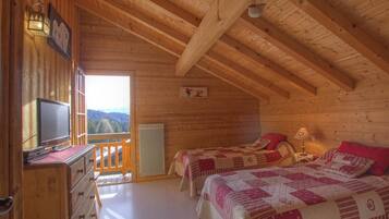 4 bedrooms, iron/ironing board, free WiFi, bed sheets