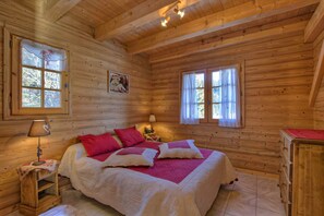 4 bedrooms, iron/ironing board, WiFi (free), bed sheets