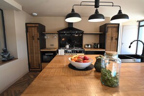 Jääkaappi, mikroaaltouuni, uuni, liesi