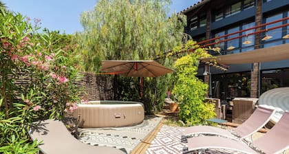 Villa âOsez AdĂ©laĂŻdeâ mit privatem Innenpool