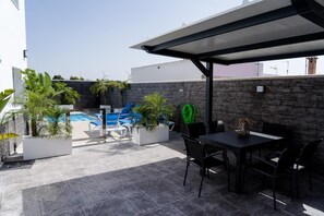 Outdoor dining - Apartment 'Apartamento Dialma' with Mountain Views, Wi-Fi, and Air Conditioning (Vejer de la Frontera)