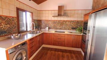 Een koelkast, een magnetron, een oven, een kookplaat