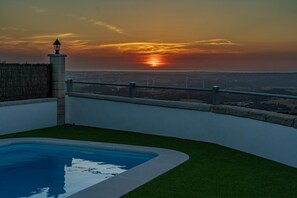 A rooftop pool with a view of wind turbines and a sunset. - Holiday Home 'Bellavistas' with Mountain View, Wi-Fi and Air Conditioning (Vejer de la Frontera)