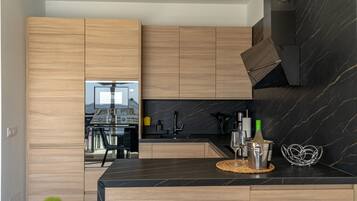 Kühlschrank, Mikrowelle, Ofen, Herdplatte