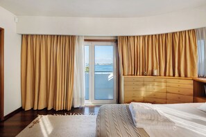 4 slaapkamers, een strijkplank/strijkijzer, gratis wifi, beddengoed