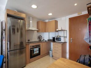 Een koelkast, een magnetron, een kookplaat