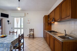 Frigorifero, piano cottura, pentole/stoviglie/utensili