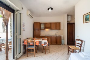 Jääkaappi, liesi, keittoastiat/astiat/ruokailuvälineet