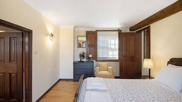 4 bedrooms, iron/ironing board, free WiFi, bed sheets