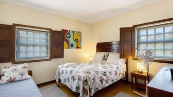 4 dormitorios, tabla de planchar con plancha, wifi gratis y ropa de cama