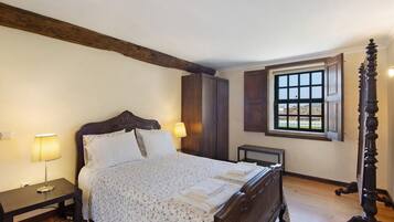 4 bedrooms, iron/ironing board, free WiFi, bed sheets