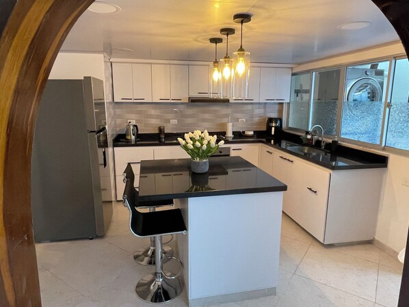 Kühlschrank, Ofen, Herdplatte, Wasserkocher mit Kaffee-/Teezubehör