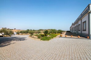 Property grounds - Room 'Quarto Verde - Patio View' with Shared Pool, Wi-Fi and Air Conditioning (Moinhos de vento de cima)