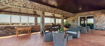 Room 'Quarto Verde - Patio View' with Shared Pool, Wi-Fi and Air Conditioning