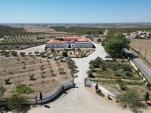 Exterior - Room 'Quarto Verde - Patio View' with Shared Pool, Wi-Fi and Air Conditioning (Moinhos de vento de cima)