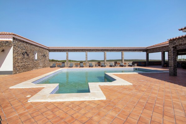 Pool - Room 'Quarto Verde - Patio View' with Shared Pool, Wi-Fi and Air Conditioning (Moinhos de vento de cima)