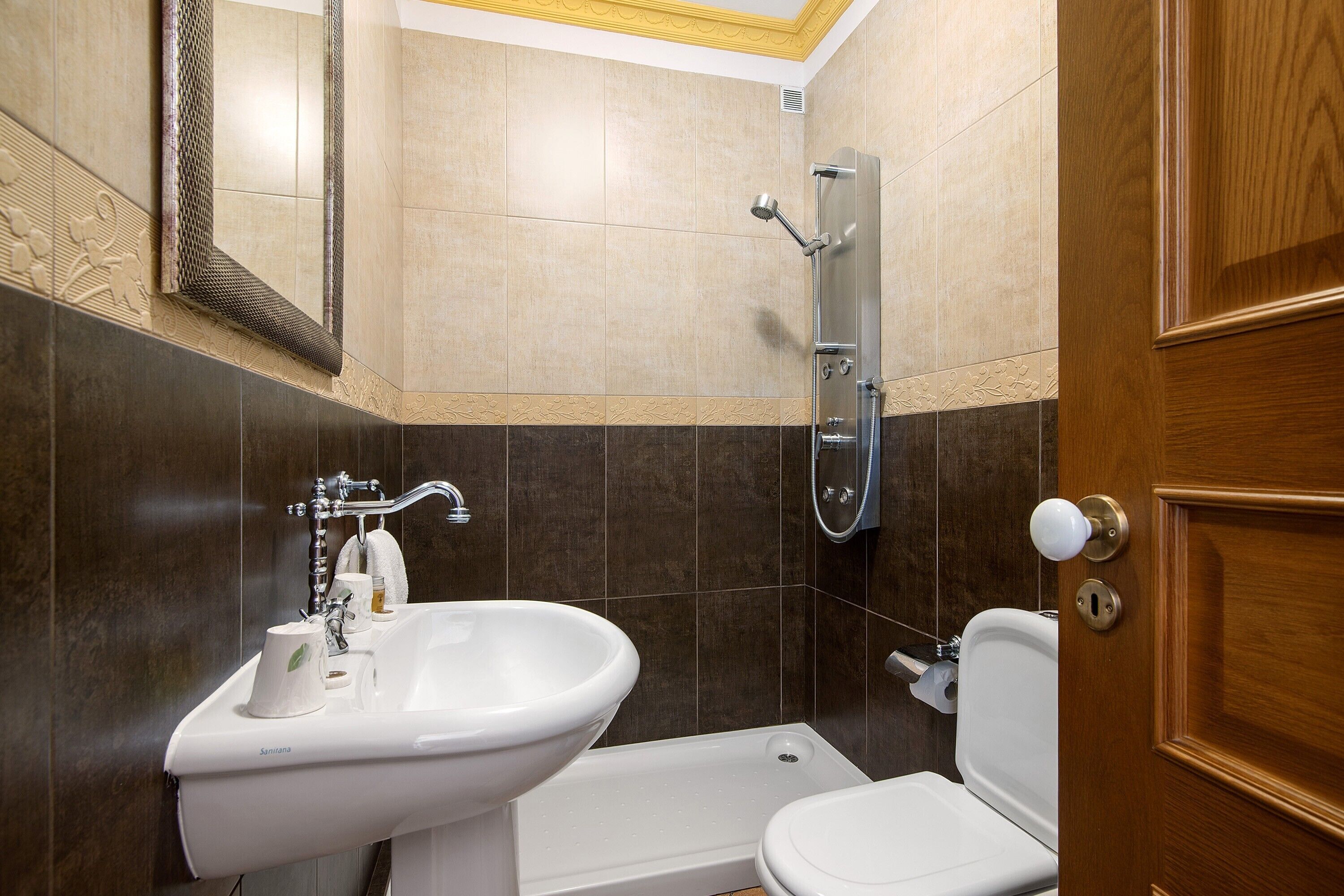 Ein Badezimmer mit Waschbecken, Toilette und Dusche.