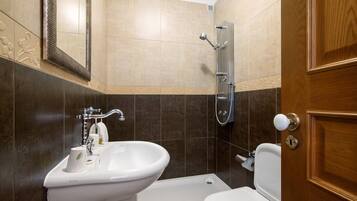 Ein Badezimmer mit Waschbecken, Toilette und Dusche.