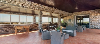 Room 'Quarto Dourado - Countryside View' with Shared Pool, Wi-Fi and Air Conditioning