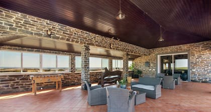 Room 'Quarto Dourado - Countryside View' with Shared Pool, Wi-Fi and Air Conditioning