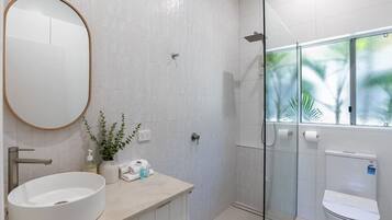 Articles de toilette écologiques, sèche-cheveux, serviettes fournies