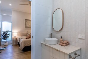 Articles de toilette écologiques, séchoir à cheveux, serviettes fournies