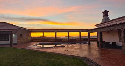 Room 'Quarto Azul - Countryside View-With Patio' with Shared Pool, Wi-Fi and Air Conditioning