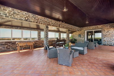 Room 'Quarto Cinzento - Field View - With Patio' with Shared Pool, Wi-Fi and Air Conditioning