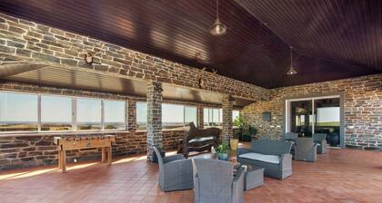 Room 'Quarto Cinzento - Field View - With Patio' with Shared Pool, Wi-Fi and Air Conditioning