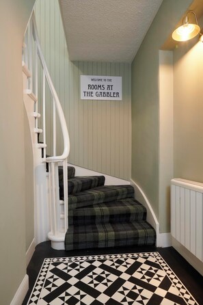 Lobby - Downright Gabbler (Beauly)