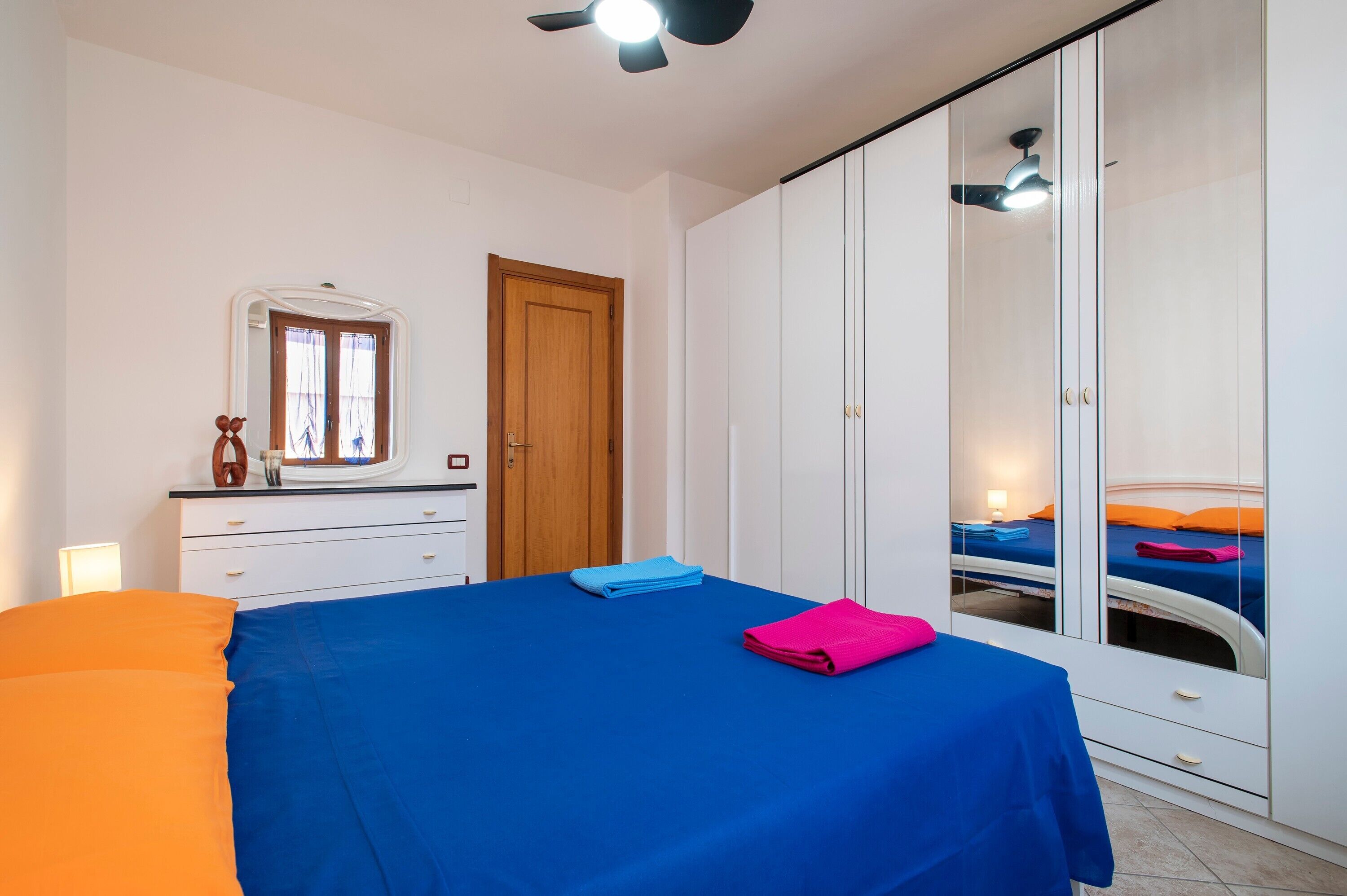 1 habitación, tabla de planchar con plancha y ropa de cama 